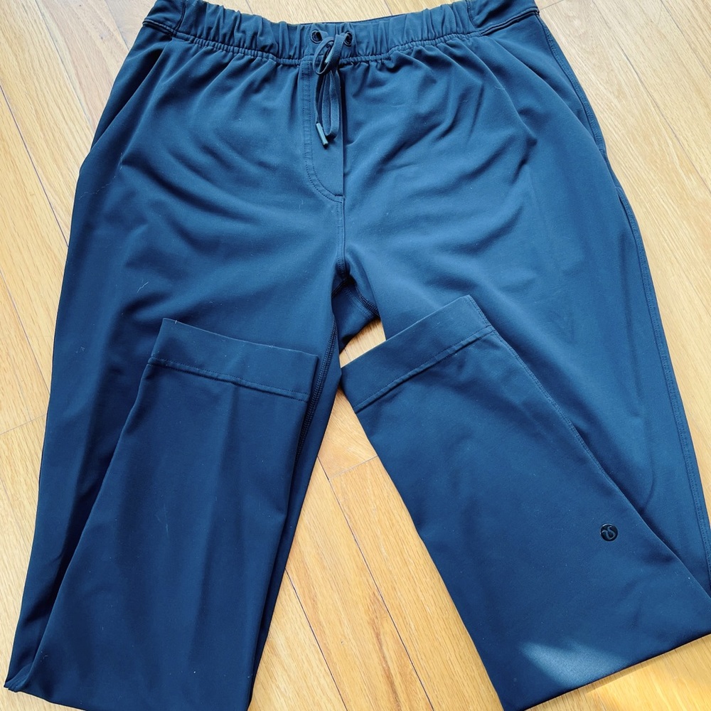 {Lululemon} Stretch boot cut leggings. Black. Size 6